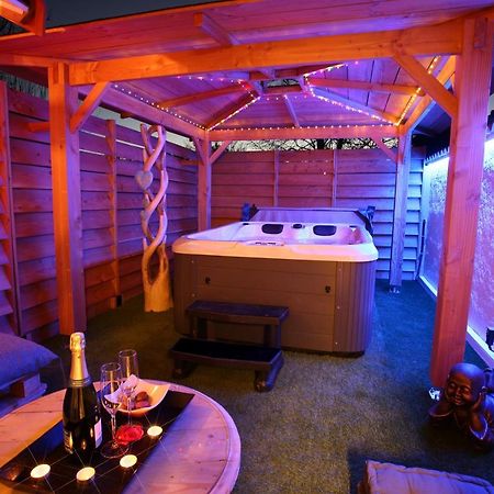 Lovina Chambre De Charme Avec Jaccuzi Velaux エクステリア 写真