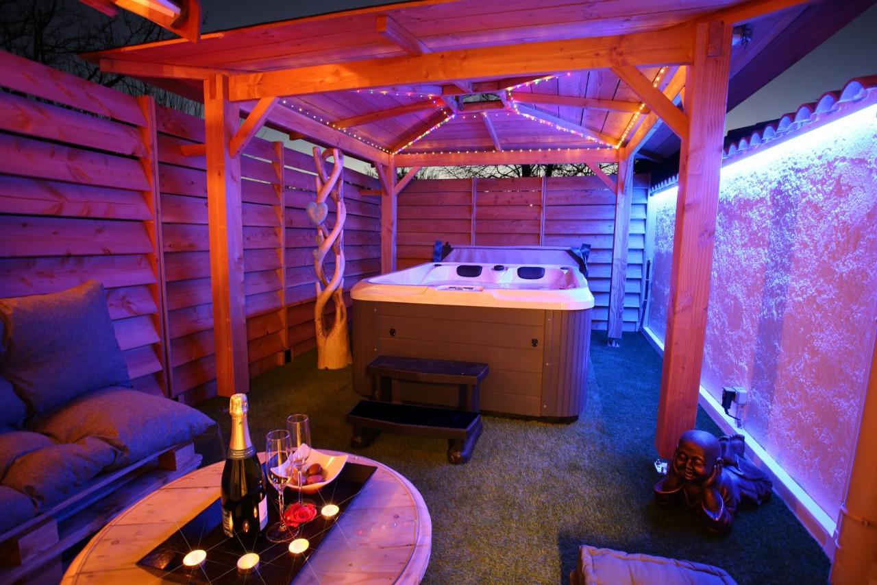 Lovina Chambre De Charme Avec Jaccuzi Velaux エクステリア 写真