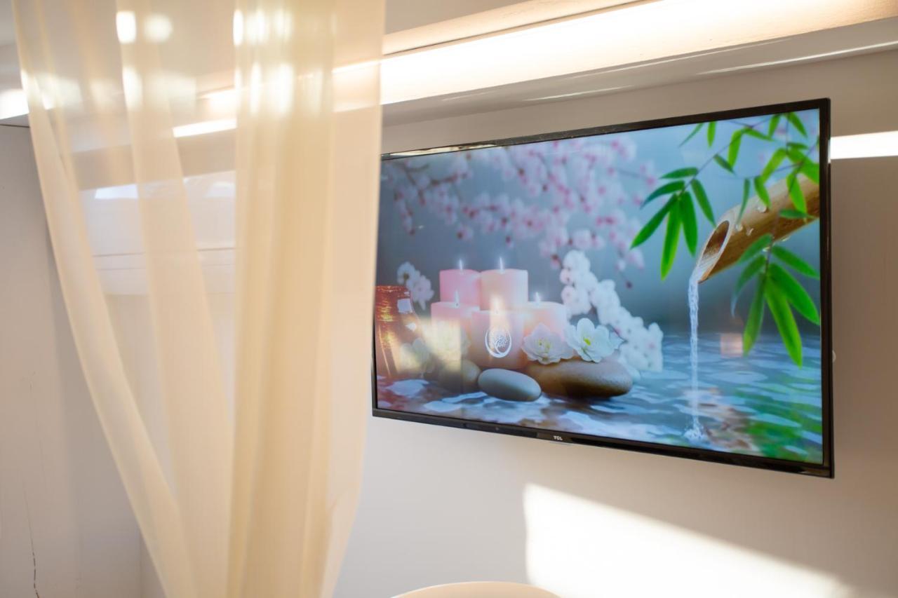 Lovina Chambre De Charme Avec Jaccuzi Velaux エクステリア 写真